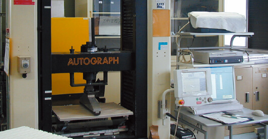 Testing equipment applying flexural load to a panel to measure bending strength and structural durability